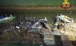 Barche a fuoco nella notte