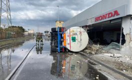 Camion si ribalta in via Da Vinci. Strada chiusa dal Ponte Genova