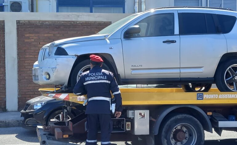 Passa con il rosso in auto e senza patente: ventisettenne livornese sanzionato