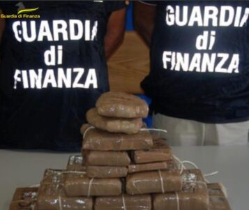Droga, sequestrati in porto 53 kg di cocaina nascosti in un container. (Video)
