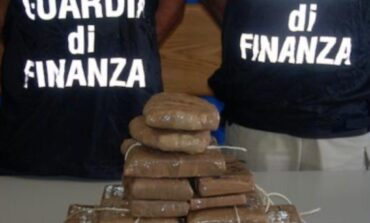 Droga, sequestrati in porto 53 kg di cocaina nascosti in un container. (Video)