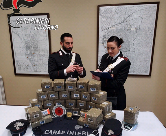 Viaggia in autostrada con in auto 31 kg di hashish: arrestato