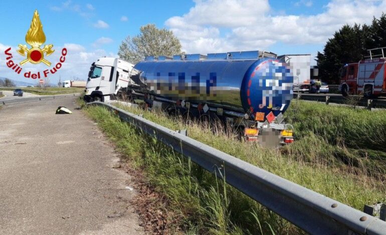 Cisterna esce di strada: chiuso tratto della Fi-Pi-Li