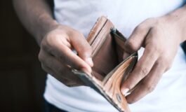 Cecina, portafoglio con 650 euro e gioielli restituito dalla Polizia di Stato