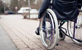 Aggrediscono disabile e filmano la scena