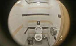 Videocamera nella toilette. Titolare spiava le dipendenti nei momenti di intimità