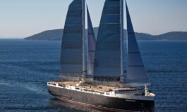 Attesa in porto la Neoliner Origin, nave da carico a vela di 136 metri