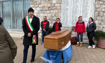 Buon viaggio Loris, l'addio davanti alla lapide delle vittime del Moby Prince (foto)