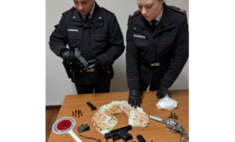 In casa tre pistole, munizioni, droga e contanti, nei guai 45enne