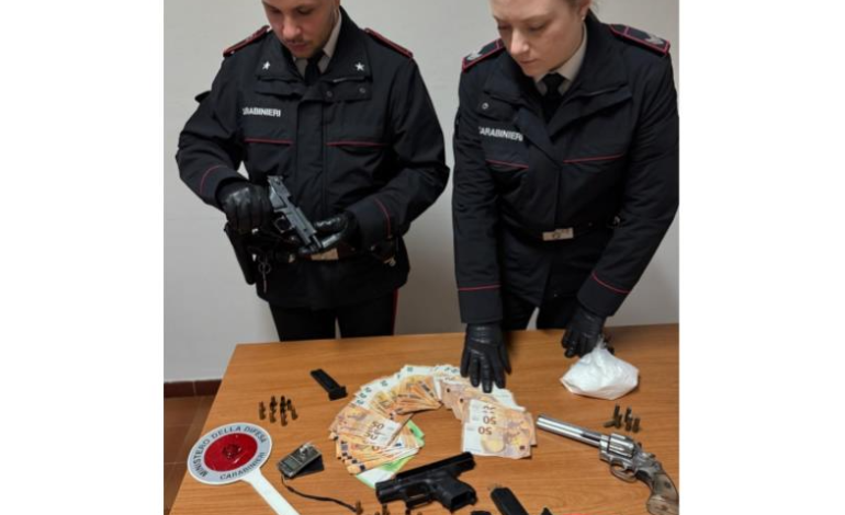 In casa tre pistole, munizioni, droga e contanti, nei guai 45enne