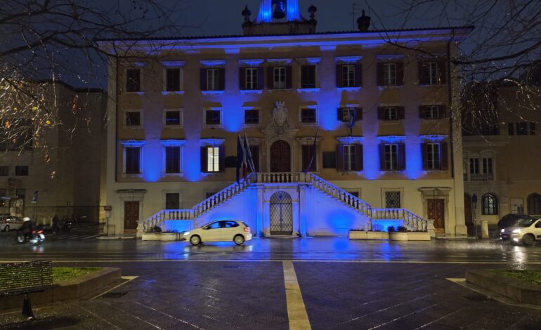 Palazzo Comunale si illumina di blu per dire “Stop alle bombe sui civili”