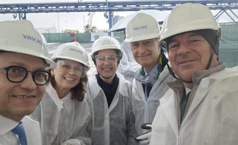 Il sindaco Luca Salvetti all’inaugurazione del nuovo impianto Solvay per la produzione della silice amorfa