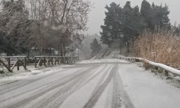 Nevica alla Valle Benedetta, allertato il volontariato per spargere il sale sulle strade