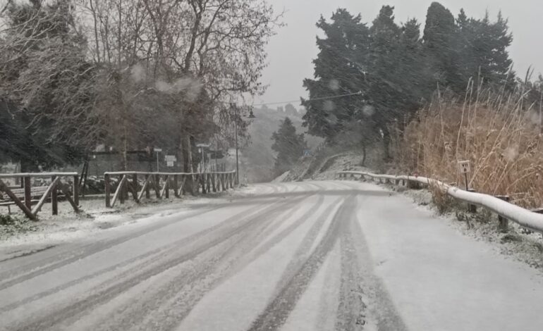 Nevica alla Valle Benedetta, allertato il volontariato per spargere il sale sulle strade