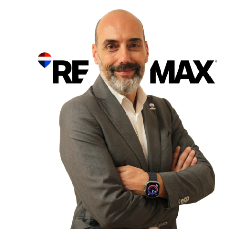 Simone Vocaturo e il Suo Team di RE/MAX Ideale per il Mercato Immobiliare in Toscana