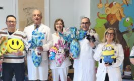 Uova di Pasqua e sorrisi in Pediatria: il gesto del Comandante Alfa per i piccoli pazienti