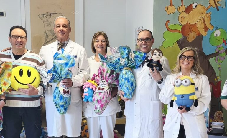 Uova di Pasqua e sorrisi in Pediatria: il gesto del Comandante Alfa per i piccoli pazienti