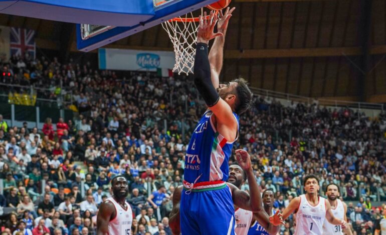 In un Modigliani Forum a festa, l’Italbasket supera la Gran Bretagna grazie allo strappo finale