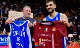 Esciua scambia la maglia di Dionisi con il capitano Amedeo Tessitori: un gesto simbolico di sport e collaborazione