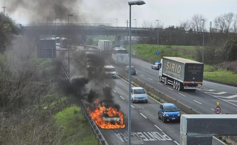 Paura sulla Fi-Pi-Li: auto in fiamme all’altezza di Pontedera, traffico in tilt