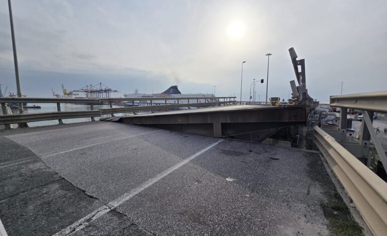 Ponte mobile della Fi-Pi-Li bloccato: Cedimento di un pistone, caos nel porto. Entro domani mattina i tempi di risoluzione