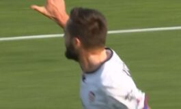 Pavoletti segna all’Arena e stuzzica Pisa: esultanza con la “L” di Livorno sotto la curva