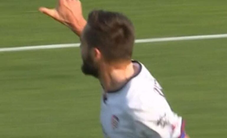 Pavoletti segna all’Arena e stuzzica Pisa: esultanza con la “L” di Livorno sotto la curva