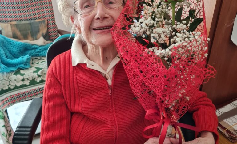 La maestra Giuseppina Pellecchia ha compiuto cento anni