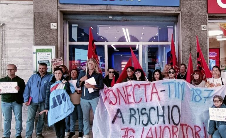 Konecta, presidio davanti a TIM: 76 lavoratrici a rischio per il taglio del servizio 187