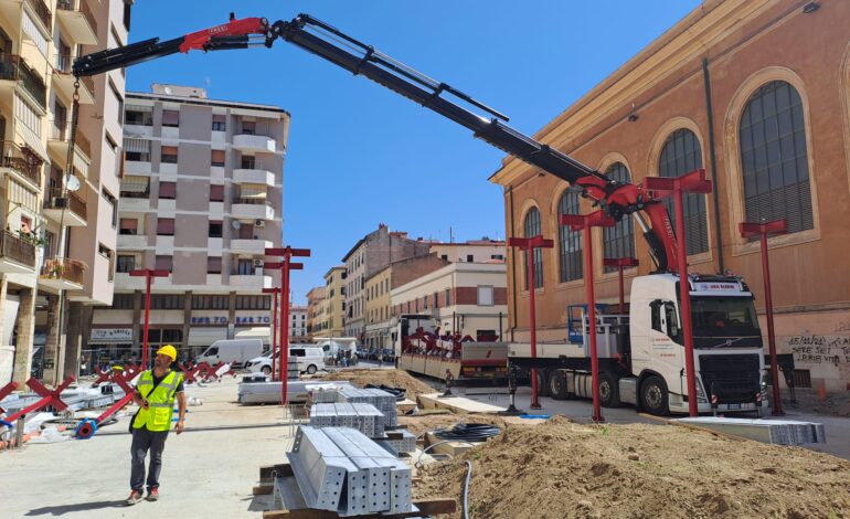 Via Buontalenti, il nuovo mercato prende forma: completata la platea e montati i primi piloni
