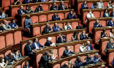 Ridurre i vitalizi dei parlamentari per sostenere le pensioni minime e le casalinghe