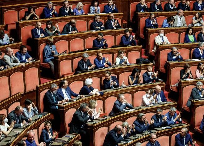 Ridurre i vitalizi dei parlamentari per sostenere le pensioni minime e le casalinghe