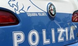 Arrestato per aggressione fuori dal negozio con un machete