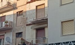 Tragedia in centro, crolla terrazzo e muore professoressa di 56 anni