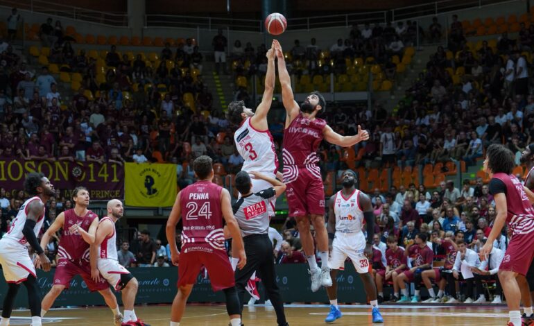 Libertas, buona la prima: vittoria in volata contro Pistoia (63-62)