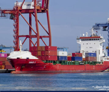 Armi in porto, a banchina la nave con 4 container "sospetti".